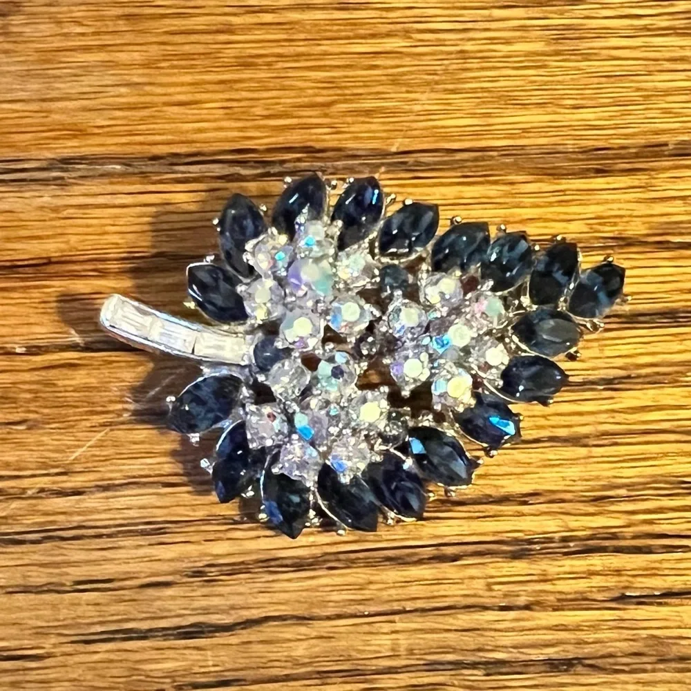 Magnificent!! Trifari brooch Leaf Blue Rhinestone baguette Silver Tone Vtg 50s - Picture 2 of 13